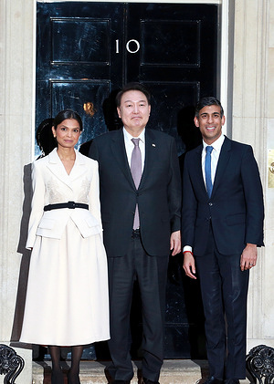 Britain's Prime Minister Rishi Sunak and wife Akshata Murty welcome the President of South Korea Yoon Suk Yeol (C) to Downing Street as he carries out a state visit in London.