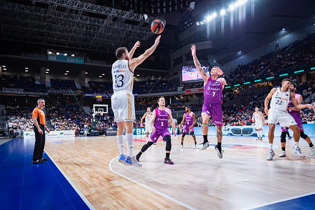 Sergio Rodr’guez (L) of Real Madrid and Juan Rubio (R) of Morabanc Andorra seen in action during the Liga Endesa match between Real Madrid and Morabanc Andorra at Wizink Center. Final score; Real Madrid 85:76 Morabanc Andorra.