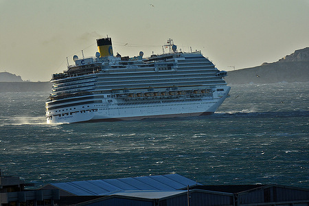 The Costa Diadema heading back to sea after failing to enter the port of Marseille due to strong gusts of wind. The Costa Diadema cruise liner arrives at the French Mediterranean port of Marseille as the sea is rough with strong Mistral gusts. With winds blowing in gusts of more than 110 kilometers/hour, the liner did not succeed in entering the port at first attempt and had to do so again by heading out to sea.