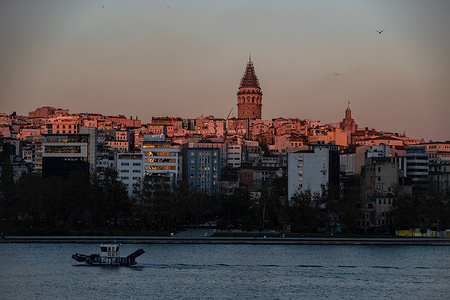 As the sunsets, beautiful tones appeared on the Galata Tower and surrounding buildings.