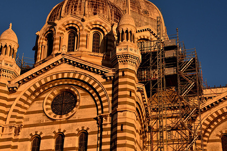 Scaffolding is seen at roof height and near the domes of the Cathedral of La Major or Basilica of Sainte-Marie-Majeure (La Major). The restoration work on La Major Cathedral commenced in 2016 and is currently focused on renovating the domes, the south facade, and the roofs.