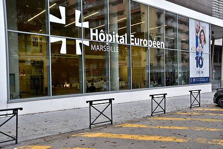 View of the large window at the entrance to the European Hospital (Hôpital Européen).