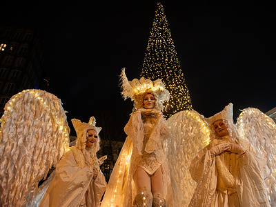 Three women are dressed as winter fantastic creatures during the parade. The Christmas season started in Nijmegen with a beautiful winter parade made up of a group of acrobatic artists walking on stilts characterized as fantasy creatures. Once arrived at Plein 1944, Erik van Zanten, chairman of the 'House for the City Center', and Councilor John Brom opened the Nijmegen Winter Weeks with the lighting of a ten-meter-high Christmas tree.