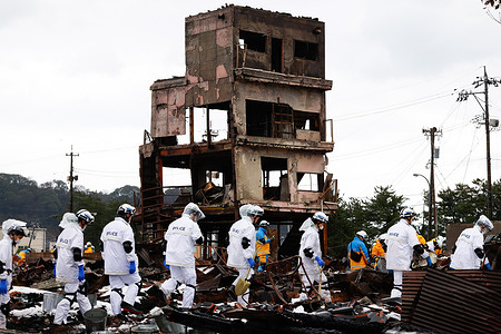 Police officers search for victims in Asaichi-dori street, which burned down due to fire following an earthquake in Wajima. On the second day, police and other authorities intensively search for unaccounted-for victims at the site of a significant fire that erupted on "Asaichi-dori" in the center of Wajima City, Ishikawa Prefecture. The incident occurred following a tremor measuring six on the Japanese seismic intensity scale.