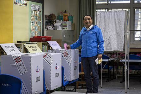 KMT Presidential Candidate Hou Yu-ih casts his voting ballot into the presidential ballot box at the polling station in Banqiao District. Chinese Nationalist Party/Kuomintang party (KMT) President Candidate Hou Yu-ih votes on the election day for the Taiwan Presidential Election 2024 in Banqiao, New Taipei City, this Saturday morning.