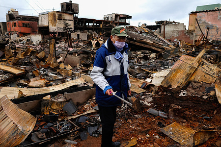 A man searches for his wife's corpse in their burnt-out house. He broke down in tears and said, "I hate the earthquake that took everything away". The Noto Peninsula earthquake occurred on the evening of January 1. Roads and lifelines continue to be cut off, mainly in the severely damaged areas.