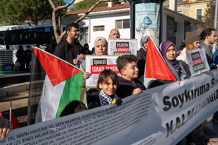 Protesters hold a banner during the demonstration. The Freedom for Palestine Platform contributed to the chain of protests organized in many countries around the world. After Istanbul and Ankara, a humanity chain protest was organized in Izmir. The attacks in Palestine and Yemen were protested.