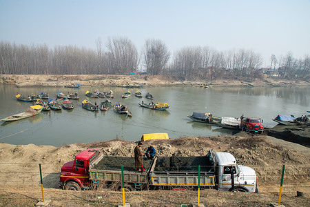 Kashmiri men extract sand from river Jhelum on a cold winter day in Srinagar. An unprecedented dry spell amid the intense cold has resulted in many water bodies hitting the bottom in Kashmir, as weather office forecast generally dry weather till 25th January. Meteorological officials said the region is currently experiencing an exceptional drought, with an 80% rainfall shortfall from December 2023. However, the prolonged dry weather has raised serious concern among the people who are associated with agriculture and horticulture, as experts link these weather shifts in Kashmir with broader climate change and global warming and warn it could lead to water scarcity and food crises in the region.