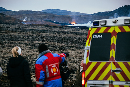 Members of the rescue teams report on the terrain gained by the lava. Since the volcanic eruption began on the morning of 14 January, the intensity of the eruption has been decreasing, although some houses were hit by lava. Emergency teams and police are keeping the situation under control to ensure that there are no major incidents.