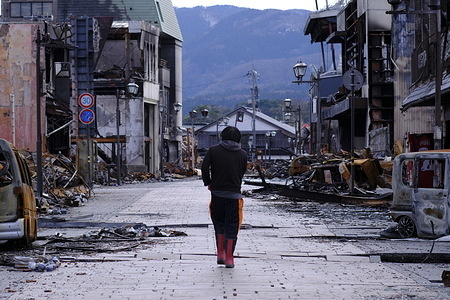 A man seen walking in Asaichi Street (Wajima City, Ishikawa Prefecture), one month after it was destroyed by fire in the Noto Peninsula earthquake. Takashi Matsumoto, 36, is wandering the streets looking for mementos of his parents who burned to death. A magnitude 7.6 earthquake struck central Japan on New Year's Day. A month has passed since the Noto Peninsula earthquake, and the scene is still as tragic as it was immediately after the disaster. The Wajima Asaichi market in the center of Wajima City, Ishikawa Prefecture, was destroyed by a massive fire that spread to more than 200 buildings and destroyed the entire area.