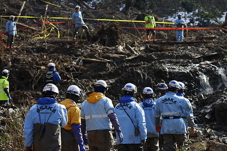 About 200 police and firefighters were working to remove soil and debris from the site. Eiji Kakichi, 56, of Ichinose-cho, Wajima City, Ishikawa Prefecture, whose house was engulfed by a landslide, is one of the missing persons. His brother Hiroaki, 58, a resident of Kanazawa City, has been monitoring the search efforts every day. Since the big earthquake, police and firefighters are still searching and clearing soil and debris every day. The earthquake happened on New Year's Day and had a magnitude of 7.6.