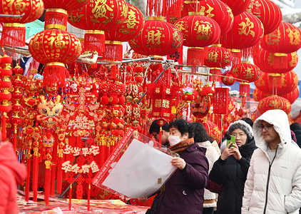Consumers are shopping for Chinese New Year couplets in the market to welcome the coming Chinese New Year.