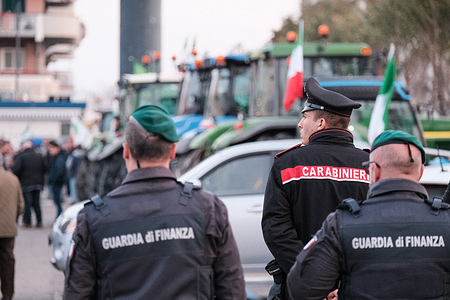 Police officers monitor the progress of the demonstration. Termoli becomes once again the epicentre of the protest for Molise farmers, farmers reiterate the deep crisis affecting agriculture and call on the Region, the Italian State and the European Union to provide greater protection.