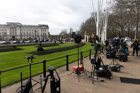 Media reporters take a video of Buckingham Palace in London. Yesterday, the Palace announced that Britain's monarch, King Charles III, is being treated for cancer after an initial diagnosis. His Majesty had recently been in hospital for an enlarged prostate.
