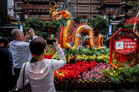 People take photos of a Dragon Statue ahead of the Spring Festival.