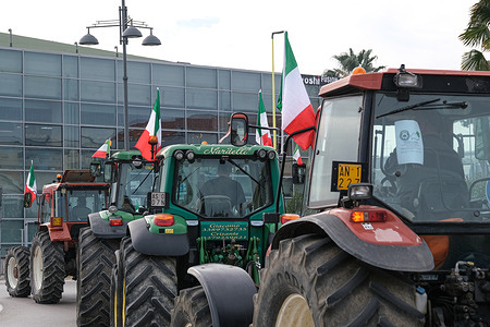 Tractors seen on State Road 16 "Adriatica" during the demonstration. The protest of the farmers continues. The procession left from Termoli to reach different locations in Molise. The protesters want to reiterate that the agricultural sector is in deep crisis and therefore call for greater protection of the product made in Italy, as well as a change to EU rules.