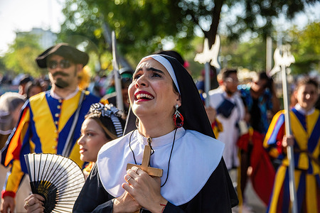 A woman dressed as a nun is crying for Joselito during the carnival. On the final day of the Barranquilla Carnival, tragedy strikes as Joseilito, the heart and soul of the Carnival, passes away. The parade proceeds with the Queen of the Carnival and citizens, organized into various groups, participating in a solemn funeral procession for Joselito. His widows carry his coffin, grieving openly as they mourn his loss throughout the parade.