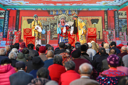 Actors perform the traditional Chinese costume opera "Da Jin Zhi", which is an important event for people to celebrate the Spring Festival. This type of program is especially popular among the elderly in China.