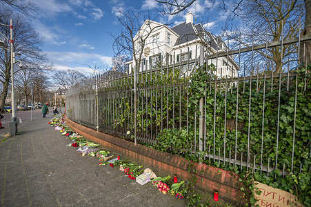 The Russian Embassy in The Hague with flowers, candles and messages by the wall for Alexei Navalny who died yesterday morning. President Vladimir Putin’s vociferous critic, Alexei Navalny was service a 19-year prison term on charges considered political motivated. Prison authorities said Navalny had “felt unwell” after an exorcise walk on Friday. he was last seen appearing in good sprit on a court video link a day earlier. Alexei Navalny’s mother has been unable to recover his body today, a close aide to the Russian leader says. They were told his body would be handed over once a post-mortem had been completed. Anti-corruption campaigners believe he was murdered on the order of President Vladimir Putin. Nicknamed ‘Polar Wolf’ the IK-3 prison colony is in the northern town of Kharp some 1.900km (1,200 miles) north east of Moscow. Seen in Russia as one of the toughest penal colonies, it is home to detainees convicted of serious crimes. He leaves a wife and two children, Daria 23 and a 15-year-old son Zahar.