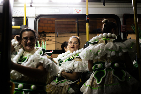 A bus seen with members of the Mocidade Alegre samba school before leaving for the champions' parade at the Anhembi sambadrome. The two-time champion samba school of the São Paulo carnival returned to the Anhembi sambadrome, last Saturday, for the champions' parade. Behind the scenes at the headquarters of the Mocidade Alegre samba school, preparations for the parade were made in a festive atmosphere.