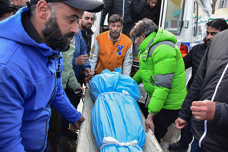 (EDITORS NOTE: Image depicts death)
Paramedics and volunteers carry the body of a Russian skier to a hospital of Tangmarg, near Gulmarg, a popular skiing destination in Kashmir. One skier from Russia has died after a massive avalanche hit Gulmarg, a ski resort town in Jammu and Kashmir. Seven skiers from Russia were hit by the avalanche and six have been rescued.