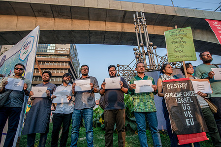 Bangladeshi activists and journalists Hold Placards With Names Of Dead Journalists As They Join On International Day In Support Of Palestinian Journalist In Dhaka, Bangladesh