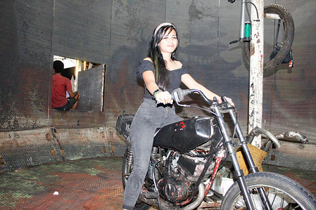Nurul Husna, performs attractions in the Devil's Barrel.