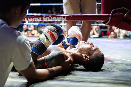 The Thai boxer Petch Si Nel was knocked out and passed out during the Muay Thai Fights weekly show organized by Koh Chang Fight School on Koh Chang Island. Frame Payak won the Thai boxing match against Petch Si Nel with a knockout.