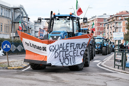 Tractor with banner saying, "What future, you tell us!". The farmers' protests continue. The tractors are heading towards the interior of the region, passing through various places in Molise. The farmers are demanding greater protection for agriculture and a change in the European Community regulations.
