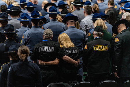 Close friends and coworkers of Washington State Patrol trooper Chris Gadd solemnly add a ribbon bearing his name to the Washington State Patrol flag at Angel of the Winds Arena in Everett, Washington Public memorial held at the Angel of the Winds Arena, hundreds of law enforcement officers, family members, friends, and community members paid their respects to a man who dedicated his life to serving others. Chris Gadd, at only 27 years old, tragically lost his life on March 2 in a devastating collision on southbound I-5 near Marysville. His untimely passing sent shockwaves through the community, leaving behind his wife and 2-year-old daughter.