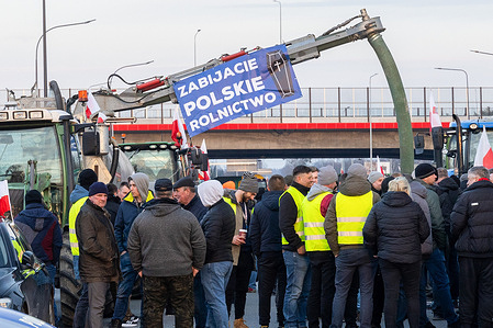 Farmers block the road under a banner that says: "You are killing Polish agriculture" on the access road to Warsaw. Following unsuccessful negotiations with the government, farmers in Poland decided to block roads on March 20, including the access road to Warsaw. The protest commenced on Wednesday morning, March 20th. Farmers are pressing for two main demands: the restriction of agri-food imports from Ukraine to Poland and the resolution of concerns regarding the Green Deal in its entirety. Protesters assert that no progress has been made on these fronts.