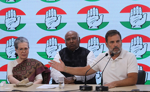 Congress party leader Rahul Gandhi (R), address as Party President Mallikarjun Kharge (C) and party leader Sonia Gandhi (L) listen during a press conference at the All India Congress Committee (AICC) headquarters in New Delhi. Congress party leaders Rahul Gandhi, Sonia Gandhi, and Party President Mallikarjun Kharge convened a press conference at the All India Congress Committee (AICC) headquarters in New Delhi. During the press conference, Rahul Gandhi disclosed that the Congress party's accounts, spread across 11 bank branches in various banks, have been frozen, rendering the party unable to access funds for its campaign activities leading up to the upcoming Lok Sabha elections.