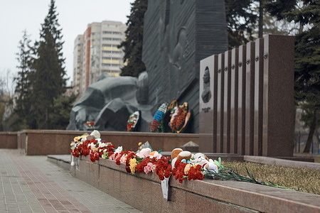 A spontaneous memorial near the Monument of Glory in Voronezh in memory of the victims of terrorists in Crocus City Hall. On March 24, the Russian government declared a day of mourning. In memory of the victims of the terrorist attack at Crocus City Hall in Voronezh, entertainment events have been cancelled. Flags at government buildings are at half-staff. Mourning candles are placed on city billboards. People carry flowers and children's toys to spontaneous memorial sites.