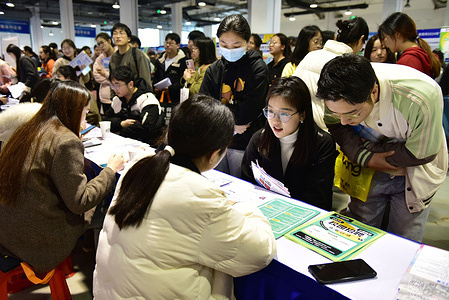 College graduates communicate with the human resources staff of enterprises to learn about the job information and introduce themselves to the interviewers in order to get a job. It was a spring job fair on campus at Fuyang Normal University in China. Companies set up booths on campus to offer job information, hoping to find the right employees. Students take their resumes to find the job they want, and if appropriate, the two sides can conduct on-site job interviews and other content. The number of college graduates in China in 2024 is expected to reach 11.79 million.