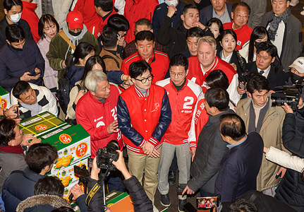 Han Dong-hoon (C), interim leader of the ruling People Power Party (PPP), with candidates are seen campaigning to support People Power Party (PPP) candidates for the April 10 parliamentary elections held at Garak Agricultural and Fisheries Wholesale Market in Seoul. The parliamentary election begins on March 28 with 13-day run until the eve of the election. The race has largely been about a showdown between the ruling People Power Party (PPP) seeking to add more seats and the main opposition Democratic Party (DP) aiming to retain its parliament majority.