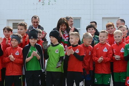 A group photo of Paris Mayor Anne Hidalgo, representatives of the Olympic Committee and FC Lokomotyv players against the background of a destroyed building as a result of a Russian missile attack The Mayor of Paris, Anne Hidalgo, visited Kyiv and visited FC Lokomotiv Kyiv, whose sports complex was damaged by a Russian missile attack on January 23, 2024. The mayor observed how the players of different age teams train on the field, and at the end took a joint photo with the football players.