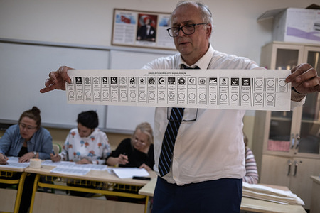 The chairman of the ballot box committee shows the ballot paper. Voting for local elections ended at 17:00 across Turkey. The polls have closed and the vote counting has begun.
