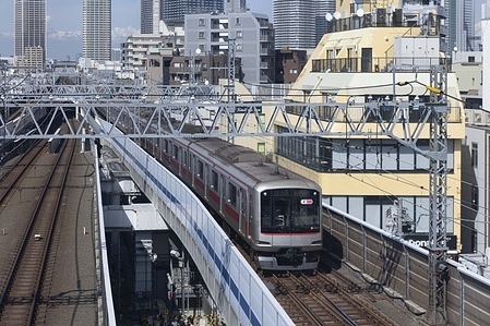 A public transport train in Kawasaki.