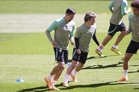 Antoine Griezmann (R) and Stefan Savic (L) of Atletico de Madrid warm up during the training session on the eve of the UEFA Champions League 2023/2024 quarter-finals first leg football match between Atletico de Madrid and Borussia Dortmund at Civitas Metropolitano stadium.