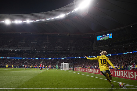 Julian Brandt of Borussia Dortmund corner kicks during the UEFA Champions league 2023/24 Quarter-final Leg 1 of 2 match between Atletico de Madrid and Borussia Dortmund at Civitas Metropolitano Stadium. Final score; Atletico de Madrid 2:1 Dortmund.