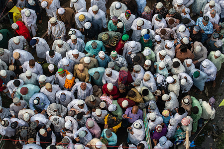 Muslims gather for the prayer of Eid al-Fitr, the Muslim festival marking the end of the holy Islamic fasting month of Ramadan at a ground in Kolkata. The Muslim community in Kolkata celebrated Eid al-Fitr, an important holiday in Islam, with great joy and meaning.