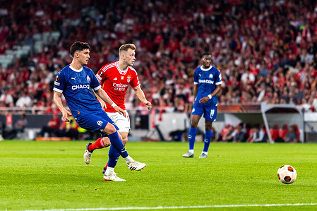 Leonardo Balerdi (L) of Marseille and Casper Tengstedt (R) of Benfica seen in action during the UEFA Europa League 2023/24 match between SL Benfica and Olympique de Marseille at Estádio do Sport Lisboa e Benfica. Final score SL Benfica 2- 1 Olympique de Marseille.