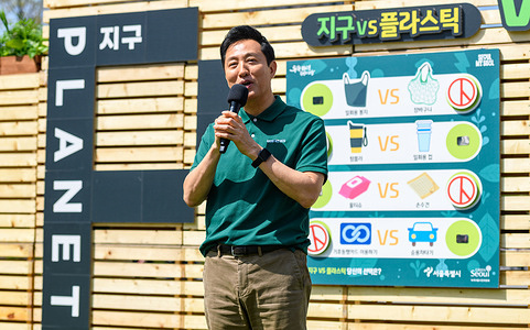 Seoul Mayor Oh Se-hoon attends the "2024 Earth Day" celebration held at Gwanghwamun Square in Seoul to make remarks on a campaign to reduce the use of plastic. Earth Day is an annual event held on April 22 to show support for environmental protection. The official theme for 2024 is "Planets vs Plastic."