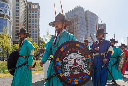 South Korean guardians wearing traditional guard uniforms from the Joseon Dynasty march in front of Gyeongbokgung Palace in Seoul. The Gyeongbokgung Palace guard changing ceremony was held as a traditional cultural event. "Annals of the Joseon Dynasty" describes the palace guard changing ceremony in 1469. This record reconstruction ceremony focuses on restoring clothing and weapons and vividly recreates the appearance of soldiers in the early Joseon Dynasty.