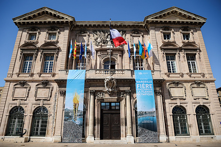 The new covering of the facade of the Marseille town hall as the Olympic Games approach. The mayor of Marseille inaugurated the new colors of the town hall to welcome the Olympic flame which will arrive on May 8, 2024 in Marseille.
Two large banners in the colors of the Olympics were thus unveiled.
