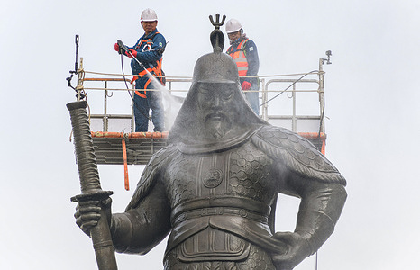 Workers spray water onto the statue of Korean admiral Yi Sun-sin at Gwanghwamun Square in downtown Seoul. Yi Sun-sin (April 28, 1545 - December 16, 1598) was a Korean admiral and national hero who played an important role in defeating Japan's invasion of Korea in the 1590s.