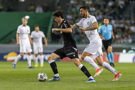 Manuel Manu (L) of Vitoria SC and Paulinho (R) of Sporting CP seen in action during the Liga Portugal Betclic football match between Sporting CP and Vitoria SC at Alvalade Stadium. (Final score: Sporting CP 3 - 0 Vitoria SC)