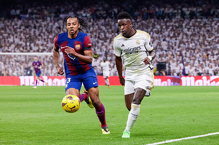 Vinicius Junior (R) of Real Madrid CF and Jules Kounde (L) of FC Barcelona seen in action during the La Liga EA Sports 2023/24 football match between Real Madrid CF vs FC Barcelona at Santiago Bernabeu stadium. Final score; Real Madrid 3:2 FC Barcelona