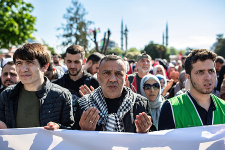 People praying for Palestine were seen in front of the Hagia Sophia Mosque. A pro-Palestinian march was organized by the Human Rights and Freedoms (IHH) Humanitarian Aid Foundation and the International Freedom Flotilla from Beyazit Square to the Hagia Sophia Mosque.