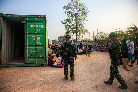 Thai soldiers stand in front of the Myawaddy war refugees. On April 12, Karen KNLA and PDF forces raided the army's 275th military garrison in Myawady town, prompting more than 100 soldiers to attempt to flee to Thailand across Friendship Bridge No. 2. The KNLA/PDF joint forces subsequently attacked these soldiers on the night of April 19th. According to residents, the military council's air response included no fewer than 40 bombs being dropped. As a result of the fighting, approximately 2,000 people fled to Mae Sot, Thailand, across the Moei (Thaung Yin) River.
